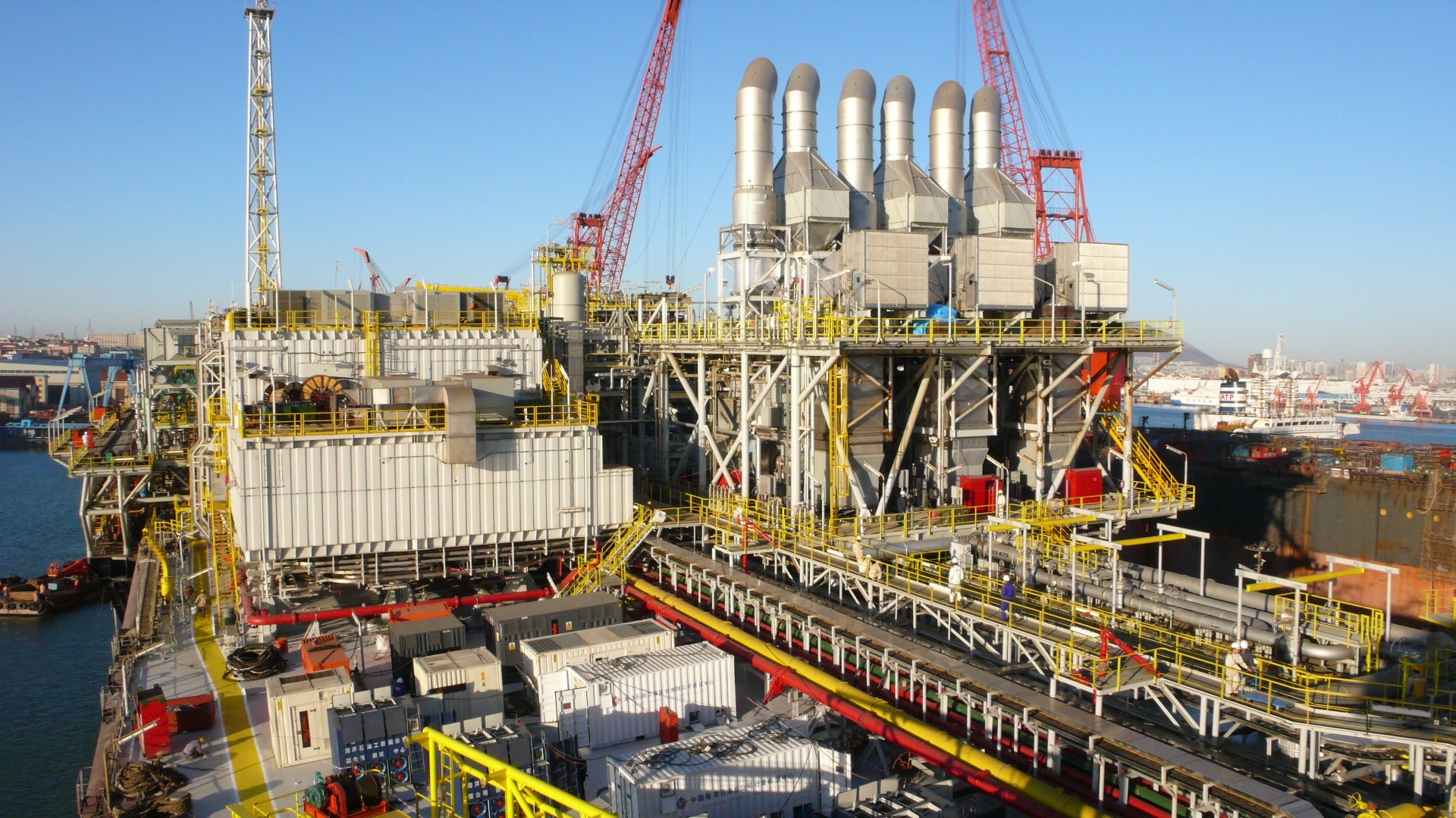 Offshore industrial heat transfer platform with cranes